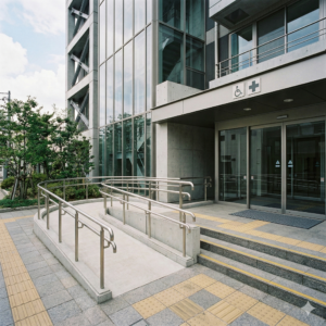 ⚖️ 「高齢者・障害者移動円滑化法（バリアフリー法）」と耐震：福祉施設を併設するビルがクリアすべき、より高度な安全基準